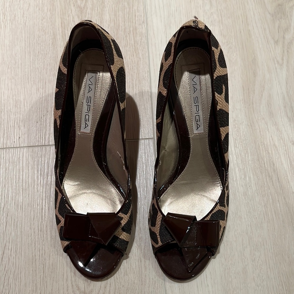 Via spiga peep toe pump, leopard print, patent bow, size 8